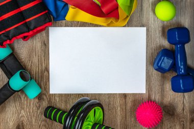 Spor ve beden eğitimi için bir takım ekipman. Dambıllar, bacak ağırlıkları, fitness silindiri, elastik bantlar, dikenli ve pürüzsüz akupunktur topları, karın kasları ve sırt silindiri. Sağlık ve uzun yaşam kavramı.