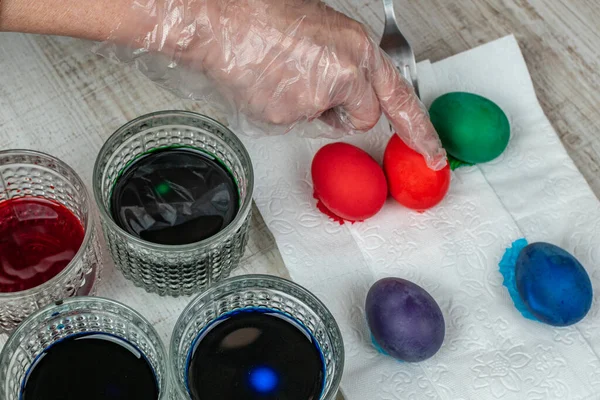 Самка Откладывает Цветные Куриные Яйца Белую Бумажную Салфетку Вынимая Яйца — стоковое фото