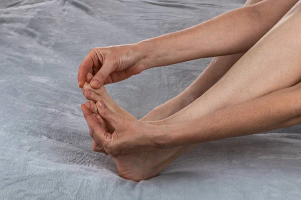 여성은 발가락을 마사지 마사지를 여성의 여성의 클로즈업하고 다리의 작용을 합니다 — 스톡 사진