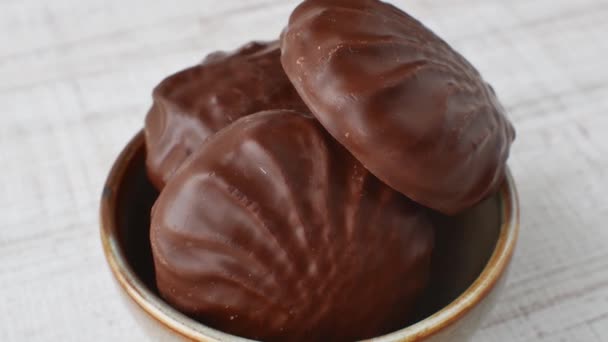 Σοκολάτα Zephyr Φέτες Στοιβάζονται Ένα Μπεζ Κύπελλο Marshmallows Γλάσο Σοκολάτας — Αρχείο Βίντεο