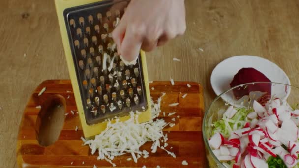 在木制切菜板上 将女性的手放在铁栅栏上擦拭芹菜根 准备沙拉 准备新鲜蔬菜沙拉 健康饮食作为一种生活方式的概念 — 图库视频影像