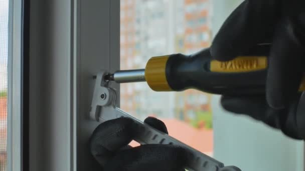 드라이버 가지고 일하는 사람은 드라이버 나사를 끼우고 창문을 조절기를 만든다 — 비디오