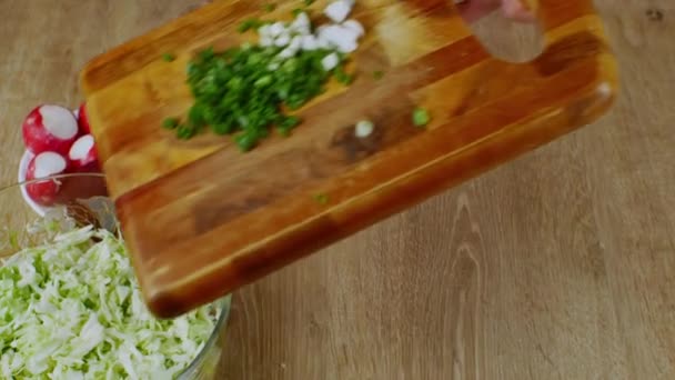 Cozinheiro Coloca Cebolas Verdes Picadas Uma Tábua Corte Madeira Uma — Vídeo de Stock