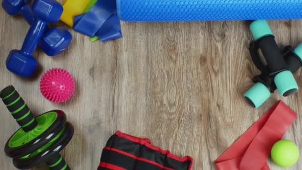 Set Apparatuur Voor Fitness Lichamelijke Opvoeding Paraplu Beengewichten Fitnessrol Elastische — Stockvideo
