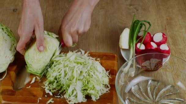 Χέρια Γυναίκας Που Κόβει Άσπρο Λάχανο Κουζινομάχαιρο Ξύλο Κοπής Προετοιμασία — Αρχείο Βίντεο