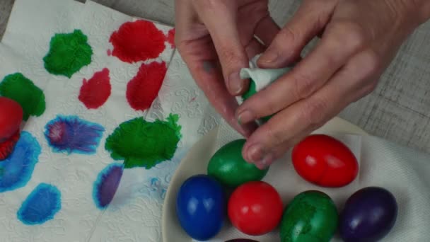 Primo Piano Mani Femminili Sfregamento Multicolore Dipinte Uova Pasqua Con — Video Stock