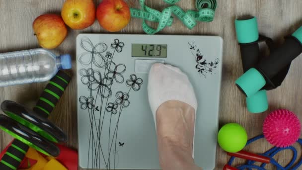 Podlahové Váhy Ženskými Nohami Stojící Jablka Láhev Vodou Měřicí Páska — Stock video