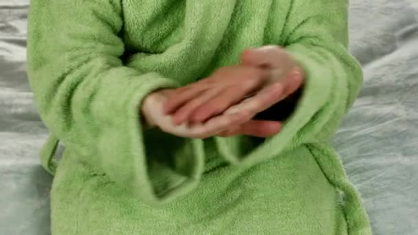 Samica Masuje Ręce Kremem Nawilżającym Leczę Masaż Dłoni Zabiegi Spa — Wideo stockowe