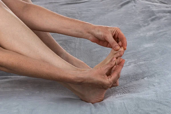 Kobieta Masująca Palce Stóp Rewitalizujący Masaż Stóp Opieka Zdrowotna Stóp — Zdjęcie stockowe