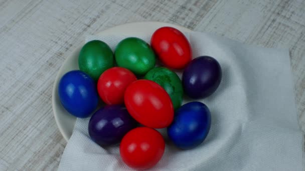 Pilha Ovos Easter Cores Diferentes Empilha Uma Chapa Branca Ovos — Vídeo de Stock