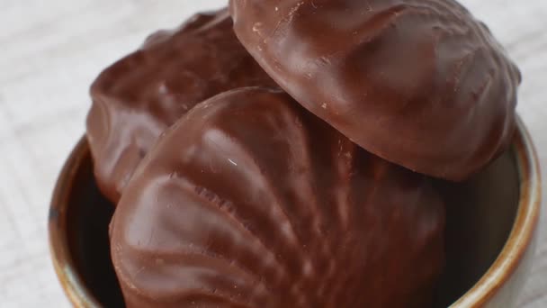 在米色的杯子里堆放着巧克力色的齐柏林片 棉花糖在巧克力釉中折叠在一个褐色碗在一个轻薄的桌子特写 甜蜜的快乐巧克力的喜悦与喜悦 — 图库视频影像