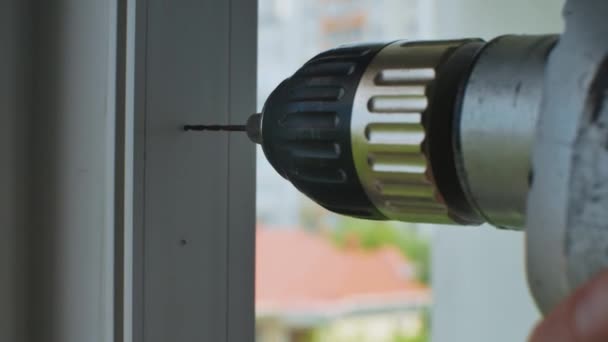 Чоловік Використовує Електричний Дриль Свердління Отворів Пластиковій Рамі Вікна Встановлення — стокове відео