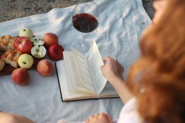  Hafta sonu pikniği doğada, gün batımında sahilde. Yüksek kalite fotoğraf