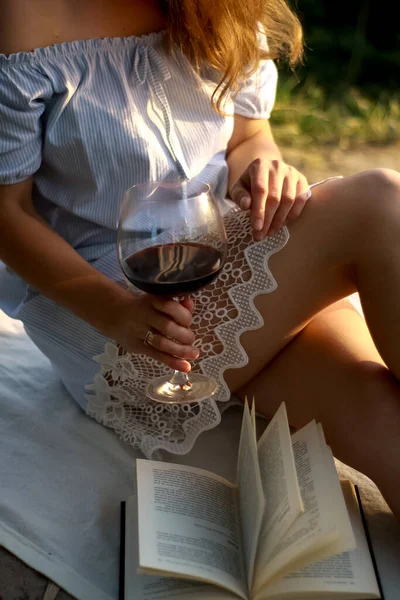 Schönen Körper Mit Einem Glas Wein Hochwertiges Foto — Stockfoto