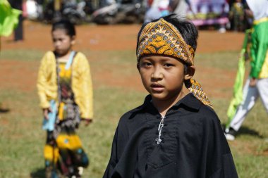 Çocuklar, 77. Endonezya Bağımsızlık Günü 'nün anısına geleneksel Cava kostümleri giyerler.