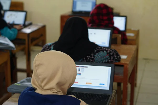 Endonezyalı ilkokul öğrencisi internette bilgisayar kullanarak çalışırken görülmüş.