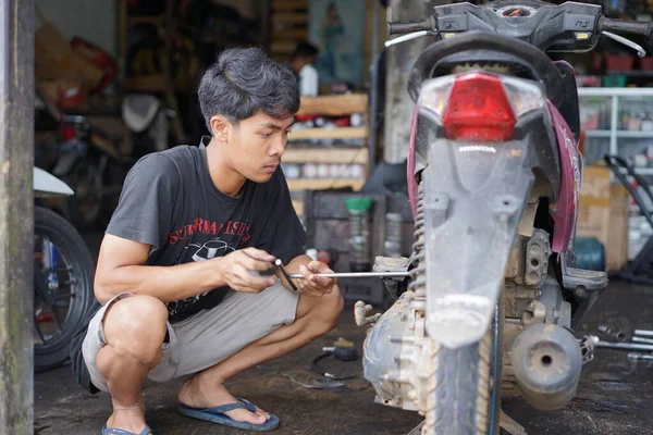 Редакція Reban Jawa Tengah Indonesia Грудня 2022 Механік Ремонтує Мотоцикл — стокове фото