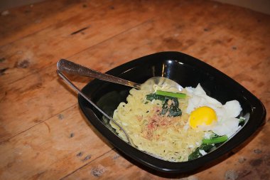 Instant noodles with vegetable chunks and egg
