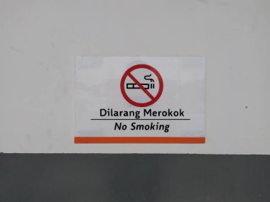 No smoking sign at the train station