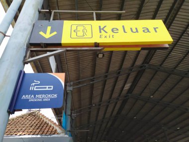 Signage sign of a room at the train station