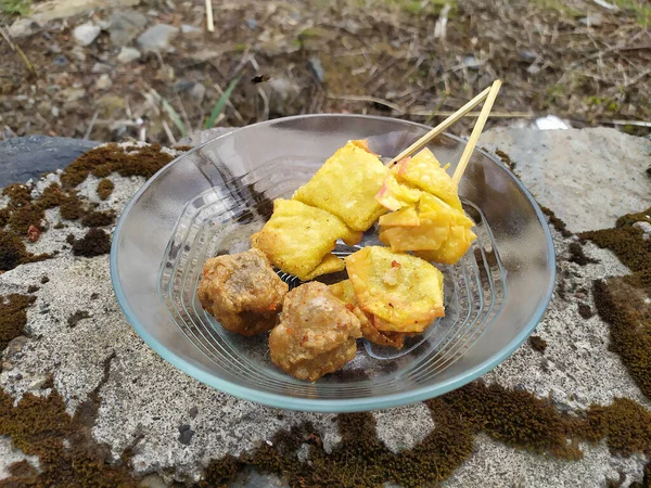 Pangsit Goreng (Kızarmış börek) ve kızarmış köfte, Endonezya 'nın sokak yemeği.