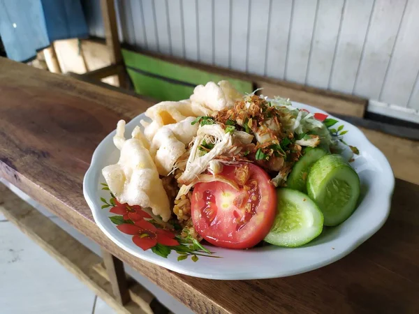 Nasi Goreng (kızarmış pilav), Endonezya 'nın beyaz pirinçten yapılan ve sonra soya sosu ve sebzelerle kızartılmış yiyeceğidir.