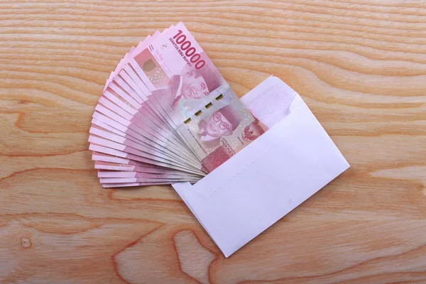 Endonezya para biriminin kopyası, bir zarfın içinde 100.000 rupi.