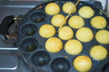 Kalıp ve kızgın yağla Takoyaki kızartma işlemi