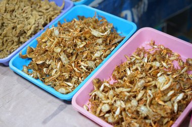 Kızarmış yengeç aperatifleri deniz ürünleri severler için çok lezzetli atıştırmalıklardır.