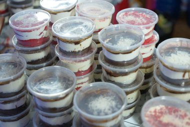 Pudinglere rendelenmiş peynir serpilmiş.