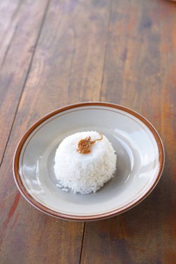 Masanın üzerinde bir tabak beyaz pirinç.