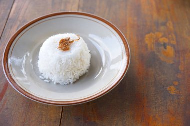 Masanın üzerinde bir tabak beyaz pirinç.