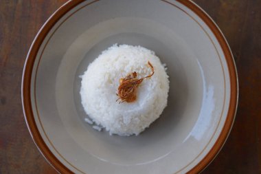 Masanın üzerinde bir tabak beyaz pirinç.