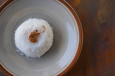 Masanın üzerinde bir tabak beyaz pirinç.