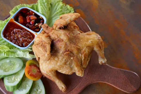 stock image fried chicken with vegetables and chili sauce