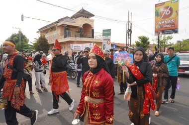 Batang, Jawa Tengah, Endonezya - 19 Ağustos 2024 Endonezya Bağımsızlık Günü anısına düzenlenen karnaval geçidi