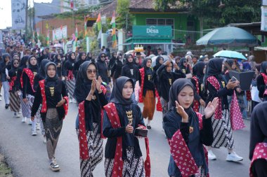 Limpung, Batang, Jawa Tengah, Endonezya - 25 Ağustos 2024 Karnaval geçidi Endonezya Bağımsızlık Günü anısına