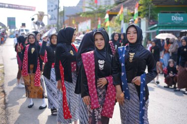 Limpung, Batang, Jawa Tengah, Endonezya - 25 Ağustos 2024 Karnaval geçidi Endonezya Bağımsızlık Günü anısına