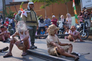 Limpung, Batang, Jawa Tengah, Endonezya - 25 Ağustos 2024 Endonezya Bağımsızlık Günü anısına düzenlenen askeri geçit karnavalı