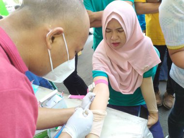 Batang, Jawa Tengah, Endonezya - Ekim 04 2024. Bir klinik laboratuvarında kolesterol ve trigliserit seviyelerini ölçmek için lipid profil inceleme prosedürü. Tıbbi tanı konsepti