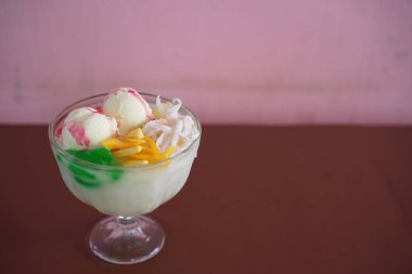 Endonezya Es Teler tatlısıyla dondurma, meyve, cendol ve şurup.