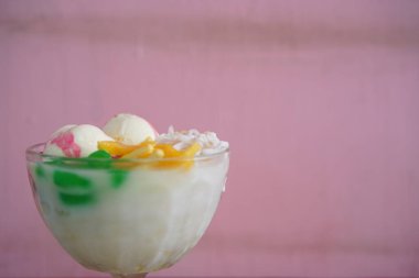 Endonezya Es Teler tatlısıyla dondurma, meyve, cendol ve şurup.