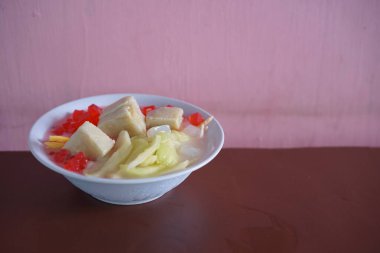 Endonezya Es Teler tatlısıyla dondurma, meyve, cendol ve şurup.