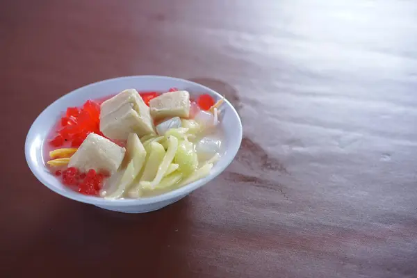 Endonezya Es Teler tatlısıyla dondurma, meyve, cendol ve şurup.