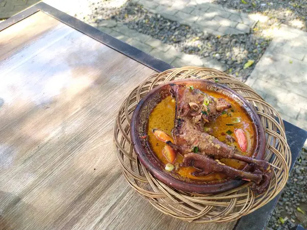 Geleneksel Balili Bebek Betutu, baharatlı hindistan cevizi soslu kızarmış ördek.