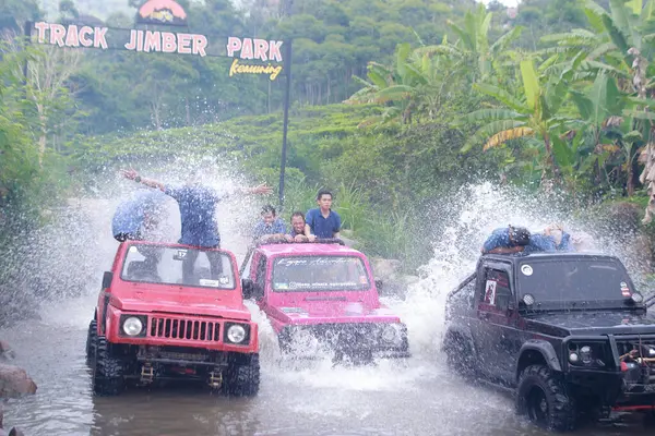 Jimber Park, Karanganyar, Jawa Tengah - 6 Ekim 2024. Jimber Park macera pistinde suda süzülen heyecan verici off-road araçları. Açık hava eğlencesi konsepti