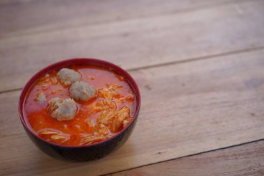 Geleneksel Endonezya seblağı baharatlı çorba, kraker ve erişte ile sıcak servis edilir. Yiyecek konsepti