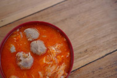 Geleneksel Endonezya seblağı baharatlı çorba, kraker ve erişte ile sıcak servis edilir. Yiyecek konsepti