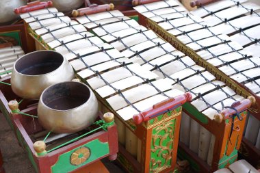 Merkezi Cava 'dan geleneksel bir Cava müzik enstrümanı olan Saron metalofonunun ahşap çerçevesindeki beyaz metal çubukları gösteren ayrıntılı bir görüntüsü. Endonezya kültür mirası konsepti