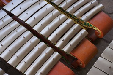 Merkezi Cava 'dan geleneksel bir Cava müzik enstrümanı olan Saron metalofonunun ahşap çerçevesindeki beyaz metal çubukları gösteren ayrıntılı bir görüntüsü. Endonezya kültür mirası konsepti